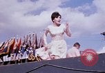 Immagine di Bob Hope Visualizza Pleiku Vietnam del Sud Camp Enari, 1967, secondo 58 filmato di repertorio 65675025972