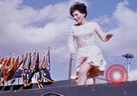 Immagine di Bob Hope Visualizza Pleiku Vietnam del Sud Camp Enari, 1967, secondo 59 filmato di repertorio 65675025972