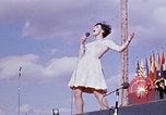 Immagine di Bob Hope Visualizza Pleiku Vietnam del Sud Camp Enari, 1967, secondo 60 filmato di repertorio 65675025972