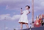 Immagine di Bob Hope Visualizza Pleiku Vietnam del Sud Camp Enari, 1967, secondo 61 filmato di repertorio 65675025972