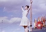 Immagine di Bob Hope Visualizza Pleiku Vietnam del Sud Camp Enari, 1967, secondo 62 filmato di repertorio 65675025972
