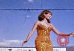 Immagine di Bob Hope Visualizza Pleiku Vietnam del Sud Camp Enari, 1967, secondo 1 filmato di repertorio 65675025974