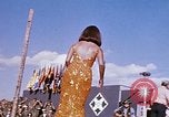 Immagine di Bob Hope Visualizza Pleiku Vietnam del Sud Camp Enari, 1967, secondo 4 filmato di repertorio 65675025974