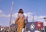 Immagine di Bob Hope Visualizza Pleiku Vietnam del Sud Camp Enari, 1967, secondo 5 filmato di repertorio 65675025974