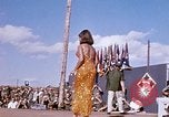 Immagine di Bob Hope Visualizza Pleiku Vietnam del Sud Camp Enari, 1967, secondo 6 filmato di repertorio 65675025974