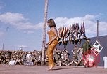 Immagine di Bob Hope Visualizza Pleiku Vietnam del Sud Camp Enari, 1967, secondo 7 filmato di repertorio 65675025974