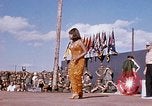 Immagine di Bob Hope Visualizza Pleiku Vietnam del Sud Camp Enari, 1967, secondo 8 filmato di repertorio 65675025974