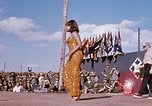Immagine di Bob Hope Visualizza Pleiku Vietnam del Sud Camp Enari, 1967, secondo 9 filmato di repertorio 65675025974