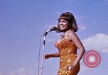 Immagine di Bob Hope Visualizza Pleiku Vietnam del Sud Camp Enari, 1967, secondo 10 filmato di repertorio 65675025974