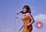 Immagine di Bob Hope Visualizza Pleiku Vietnam del Sud Camp Enari, 1967, secondo 11 filmato di repertorio 65675025974