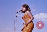 Immagine di Bob Hope Visualizza Pleiku Vietnam del Sud Camp Enari, 1967, secondo 12 filmato di repertorio 65675025974