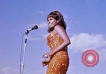 Immagine di Bob Hope Visualizza Pleiku Vietnam del Sud Camp Enari, 1967, secondo 19 filmato di repertorio 65675025974