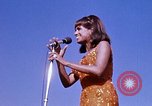 Immagine di Bob Hope Visualizza Pleiku Vietnam del Sud Camp Enari, 1967, secondo 20 filmato di repertorio 65675025974