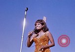 Immagine di Bob Hope Visualizza Pleiku Vietnam del Sud Camp Enari, 1967, secondo 26 filmato di repertorio 65675025974
