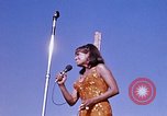 Immagine di Bob Hope Visualizza Pleiku Vietnam del Sud Camp Enari, 1967, secondo 27 filmato di repertorio 65675025974
