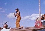 Immagine di Bob Hope Visualizza Pleiku Vietnam del Sud Camp Enari, 1967, secondo 30 filmato di repertorio 65675025974