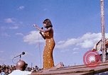 Immagine di Bob Hope Visualizza Pleiku Vietnam del Sud Camp Enari, 1967, secondo 31 filmato di repertorio 65675025974