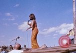 Immagine di Bob Hope Visualizza Pleiku Vietnam del Sud Camp Enari, 1967, secondo 32 filmato di repertorio 65675025974