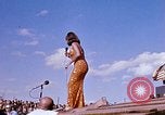 Immagine di Bob Hope Visualizza Pleiku Vietnam del Sud Camp Enari, 1967, secondo 33 filmato di repertorio 65675025974