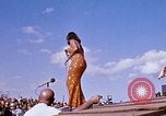 Immagine di Bob Hope Visualizza Pleiku Vietnam del Sud Camp Enari, 1967, secondo 34 filmato di repertorio 65675025974