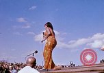 Immagine di Bob Hope Visualizza Pleiku Vietnam del Sud Camp Enari, 1967, secondo 35 filmato di repertorio 65675025974