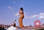 Immagine di Bob Hope Visualizza Pleiku Vietnam del Sud Camp Enari, 1967, secondo 36 filmato di repertorio 65675025974
