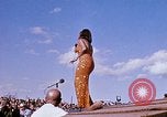 Immagine di Bob Hope Visualizza Pleiku Vietnam del Sud Camp Enari, 1967, secondo 37 filmato di repertorio 65675025974