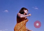 Immagine di Bob Hope Visualizza Pleiku Vietnam del Sud Camp Enari, 1967, secondo 38 filmato di repertorio 65675025974