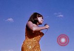 Immagine di Bob Hope Visualizza Pleiku Vietnam del Sud Camp Enari, 1967, secondo 39 filmato di repertorio 65675025974