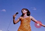 Immagine di Bob Hope Visualizza Pleiku Vietnam del Sud Camp Enari, 1967, secondo 42 filmato di repertorio 65675025974