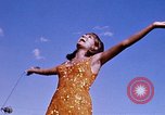 Immagine di Bob Hope Visualizza Pleiku Vietnam del Sud Camp Enari, 1967, secondo 44 filmato di repertorio 65675025974