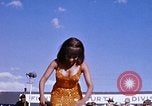 Immagine di Bob Hope Visualizza Pleiku Vietnam del Sud Camp Enari, 1967, secondo 46 filmato di repertorio 65675025974