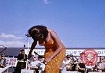 Immagine di Bob Hope Visualizza Pleiku Vietnam del Sud Camp Enari, 1967, secondo 47 filmato di repertorio 65675025974