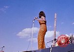 Immagine di Bob Hope Visualizza Pleiku Vietnam del Sud Camp Enari, 1967, secondo 58 filmato di repertorio 65675025974