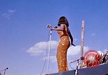 Immagine di Bob Hope Visualizza Pleiku Vietnam del Sud Camp Enari, 1967, secondo 59 filmato di repertorio 65675025974