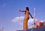 Immagine di Bob Hope Visualizza Pleiku Vietnam del Sud Camp Enari, 1967, secondo 60 filmato di repertorio 65675025974