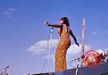 Immagine di Bob Hope Visualizza Pleiku Vietnam del Sud Camp Enari, 1967, secondo 61 filmato di repertorio 65675025974