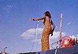Immagine di Bob Hope Visualizza Pleiku Vietnam del Sud Camp Enari, 1967, secondo 62 filmato di repertorio 65675025974
