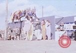 Immagine di Bob Hope Visualizza Pleiku Vietnam del Sud Camp Enari, 1967, secondo 1 filmato di repertorio 65675025975