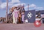 Immagine di Bob Hope Visualizza Pleiku Vietnam del Sud Camp Enari, 1967, secondo 3 filmato di repertorio 65675025975