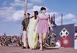 Immagine di Bob Hope Visualizza Pleiku Vietnam del Sud Camp Enari, 1967, secondo 6 filmato di repertorio 65675025975