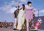 Immagine di Bob Hope Visualizza Pleiku Vietnam del Sud Camp Enari, 1967, secondo 7 filmato di repertorio 65675025975