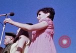 Immagine di Bob Hope Visualizza Pleiku Vietnam del Sud Camp Enari, 1967, secondo 9 filmato di repertorio 65675025975