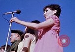 Immagine di Bob Hope Visualizza Pleiku Vietnam del Sud Camp Enari, 1967, secondo 10 filmato di repertorio 65675025975