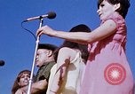 Immagine di Bob Hope Visualizza Pleiku Vietnam del Sud Camp Enari, 1967, secondo 11 filmato di repertorio 65675025975
