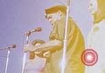 Immagine di Bob Hope Visualizza Pleiku Vietnam del Sud Camp Enari, 1967, secondo 13 filmato di repertorio 65675025975