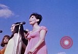 Immagine di Bob Hope Visualizza Pleiku Vietnam del Sud Camp Enari, 1967, secondo 14 filmato di repertorio 65675025975