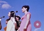 Immagine di Bob Hope Visualizza Pleiku Vietnam del Sud Camp Enari, 1967, secondo 15 filmato di repertorio 65675025975