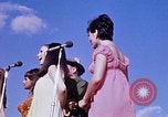 Immagine di Bob Hope Visualizza Pleiku Vietnam del Sud Camp Enari, 1967, secondo 16 filmato di repertorio 65675025975