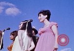 Immagine di Bob Hope Visualizza Pleiku Vietnam del Sud Camp Enari, 1967, secondo 17 filmato di repertorio 65675025975
